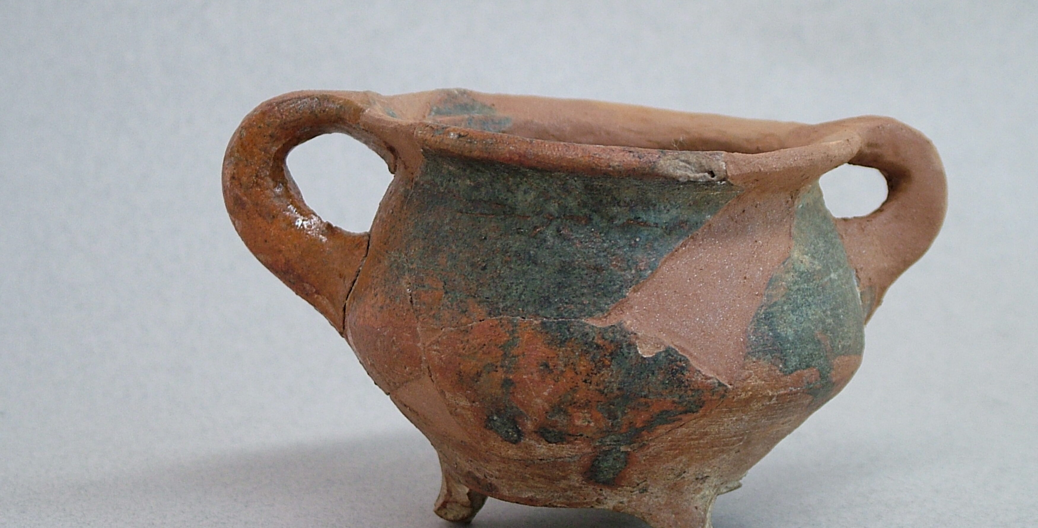 Archeologisch kinderspeelgoed potje