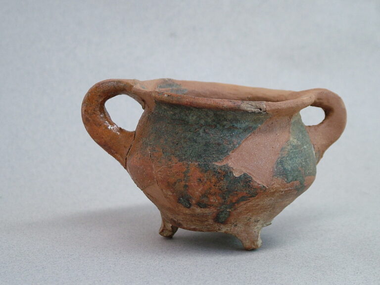 Archeologisch kinderspeelgoed potje